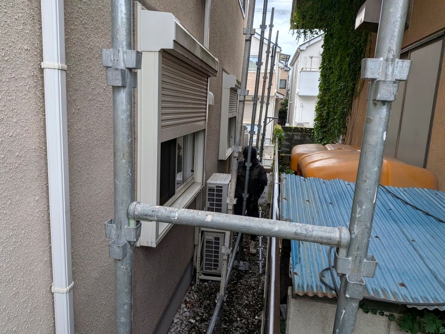 隣家との間の通路に設置した足場