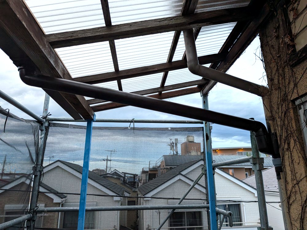 波板屋根と雨樋を新しくした施工後の全景