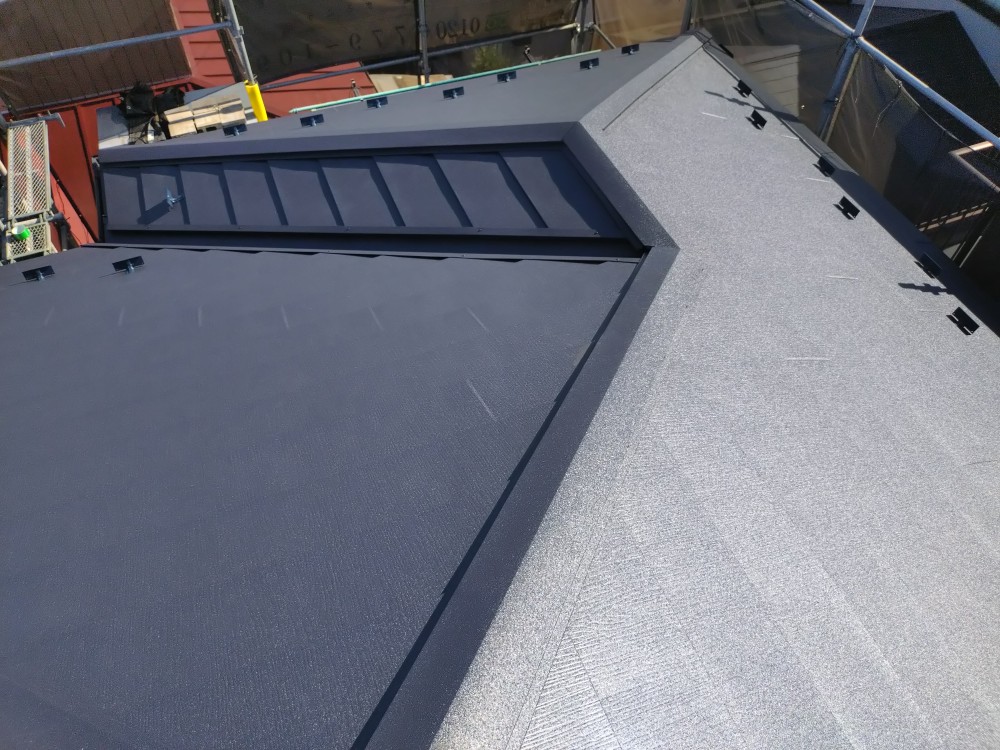 スーパーガルテクトでカバーした屋根の施工後