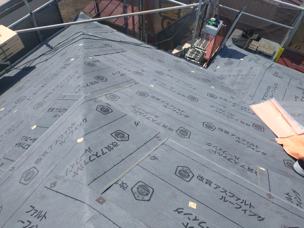 屋根カバー工法でルーフィング（防水下地）を敷いたようす