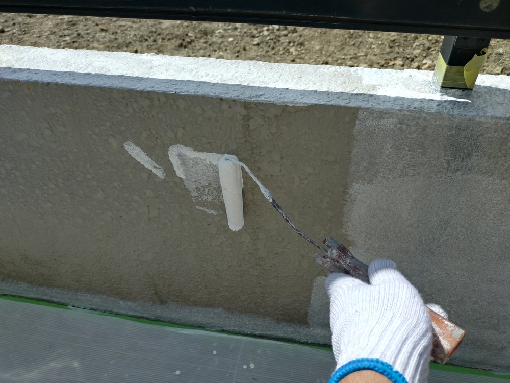 擁壁を塗装しているようす