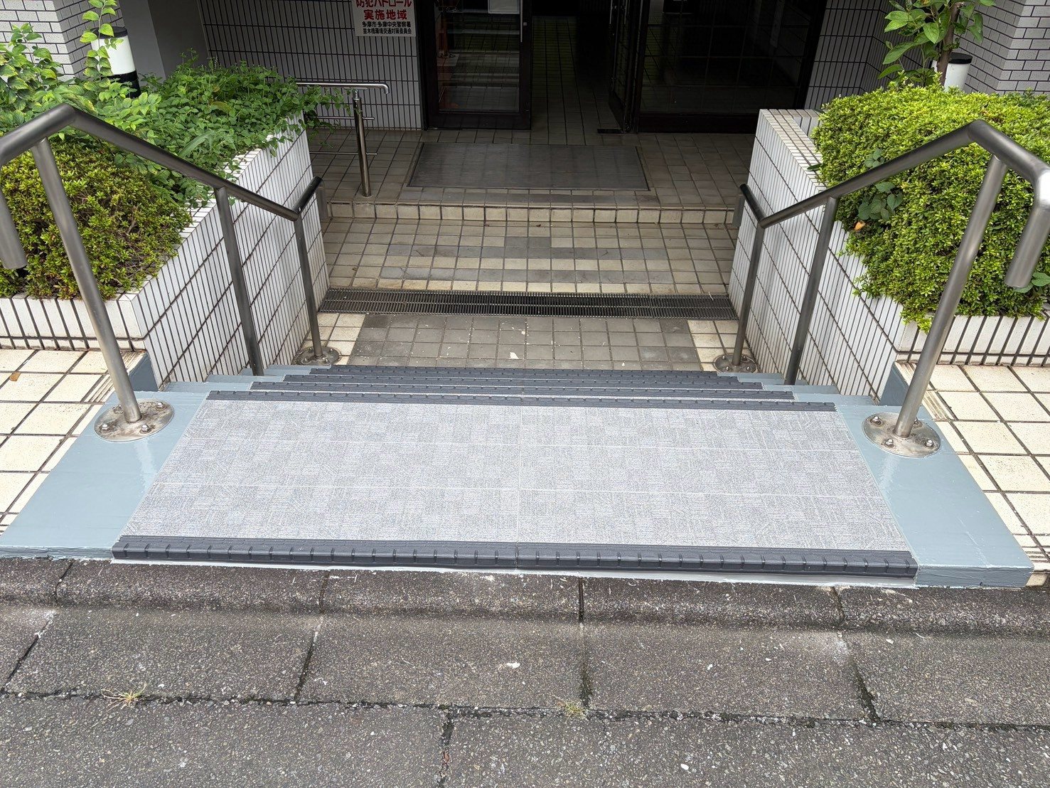 施工後:ノンスリップ長尺シートで仕上げた踊り場