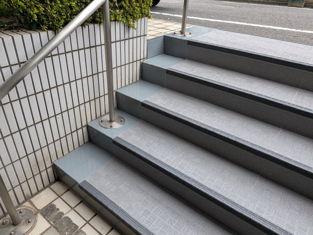 施工後:新しくなった多摩市マンションの共用階段