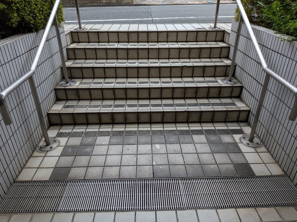 施工前:既存タイル張りの共用階段を上から見た様子