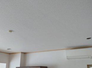 足立区の住宅 クロス張替え後の天井と壁