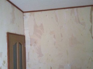 足立区の住宅 既存のクロスをはがした壁面