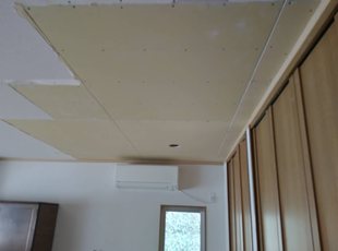 足立区の住宅 天井にボードを貼った施工中