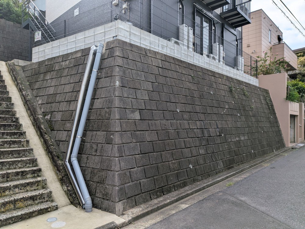 黒ずみ・汚れが見られる千葉県佐倉市アパートの擁壁 施工前