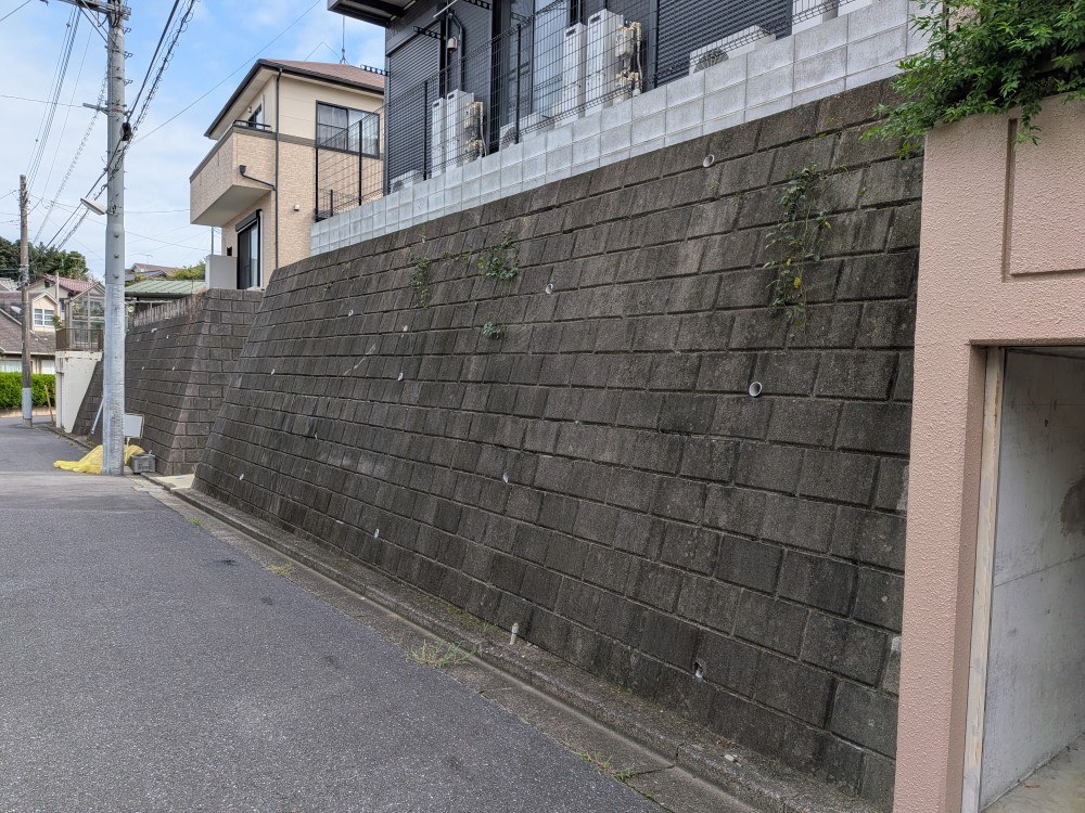 別の角度から見た黒ずみ・汚れのある擁壁 施工前