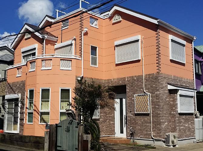 神奈川県横須賀市オレンジの外壁と意匠サイディングの戸建住宅の外壁塗装・屋根塗装工事の施工事例